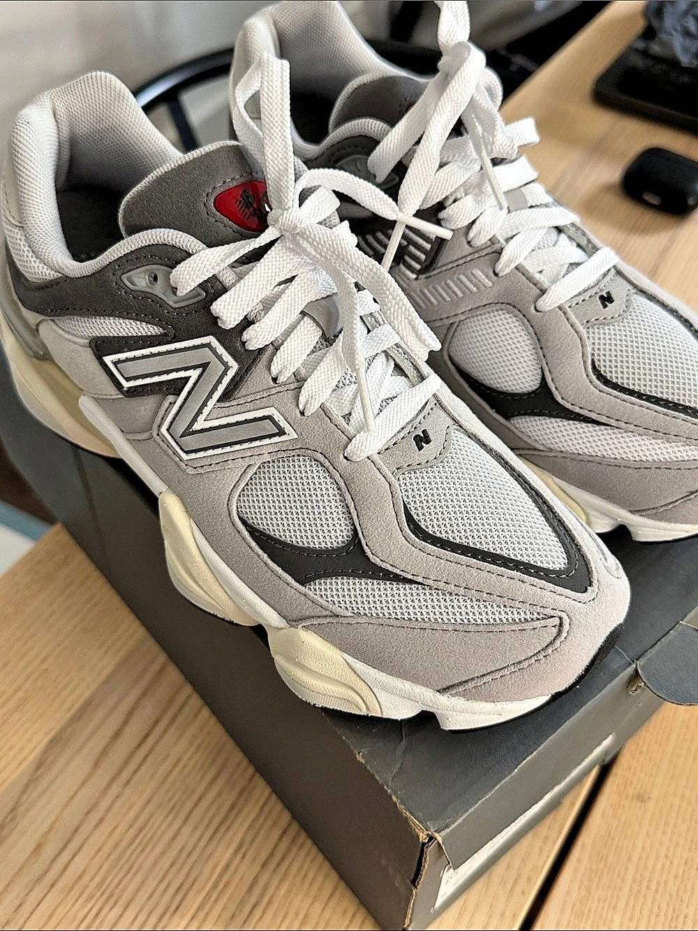 New Balance 9060 Sneakers Gray & White Boys US 6.5 Like New